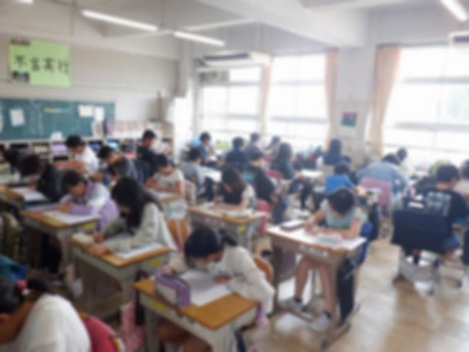 集中して問題を解いています