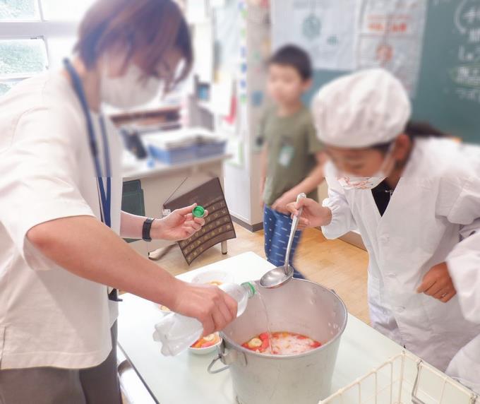 夏休み前最後の給食「すいかのサイダーパンチ」