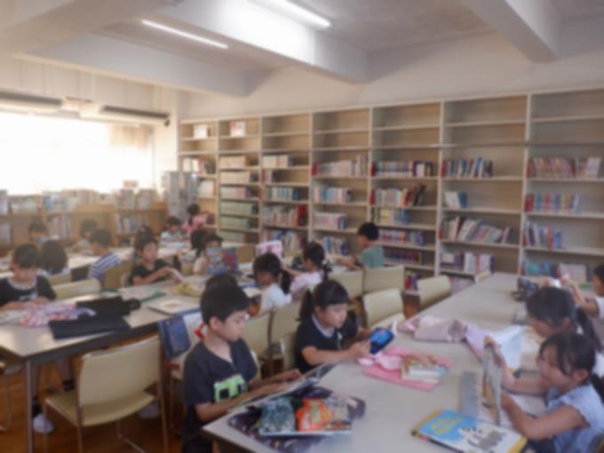 図書館で新しく借りた本を早速読みます