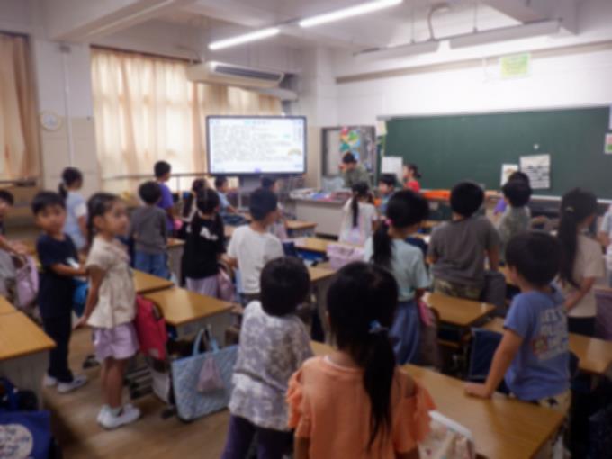 元気に「今月の歌」を歌います