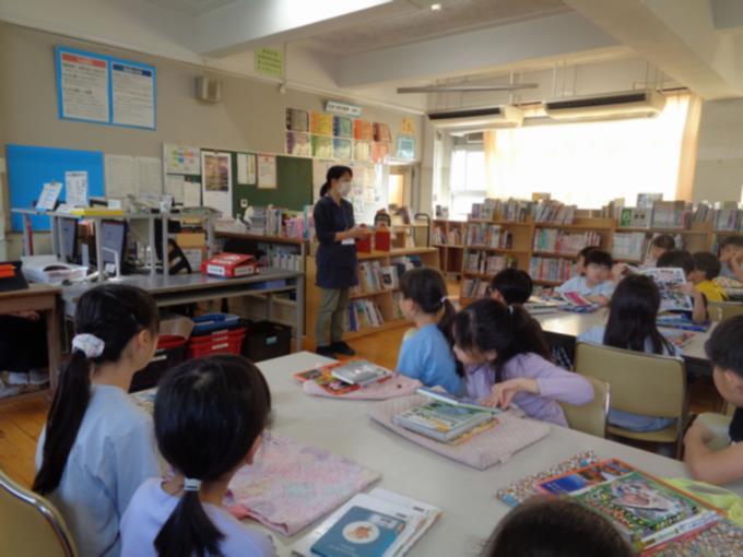 図書館で、１００さつ賞の説明