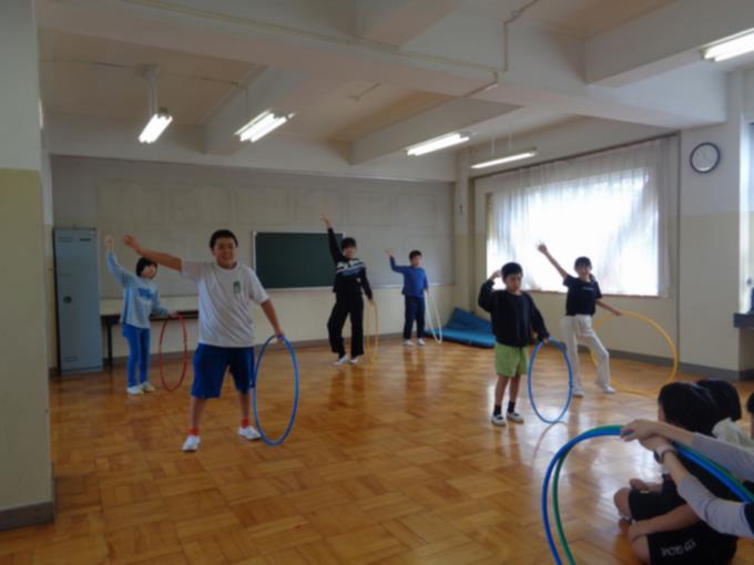 4組　フープのダンス練習