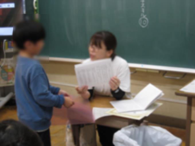 通知表を渡しながら、前期の頑張りを褒めています