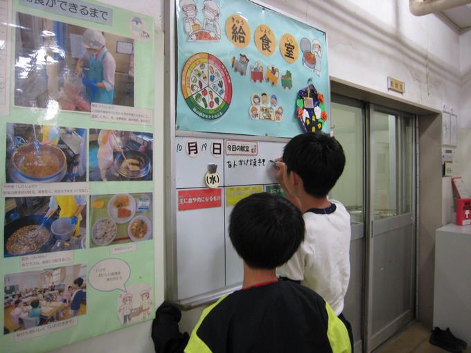 給食委員が毎日献立表を記入しています