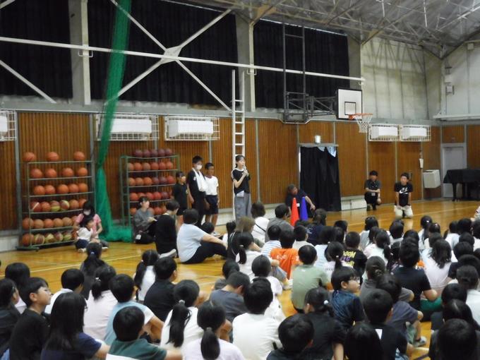 司会は児童会のメンバー