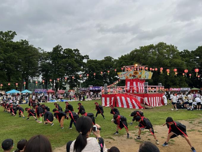 背景の櫓（やぐら）が引き立てます