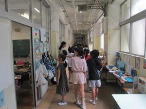 夏休み作品の見学中(4年生)