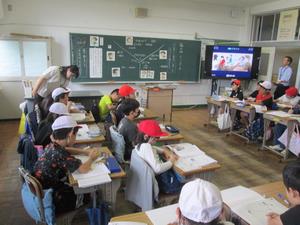 ワークシートに考えを書く場面