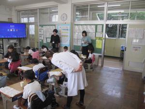 フッ化物洗口の様子(1年②)