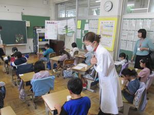 フッ化物洗口の様子(1年③)