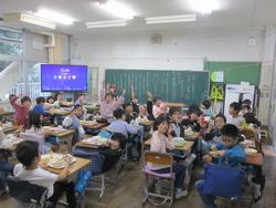 給食中の3年生①