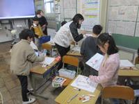 6年生の似顔絵をかく1年生③