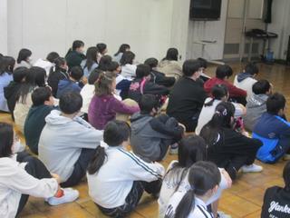 真剣に話をきく6年生