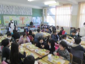 交流給食(6年生と3年生)