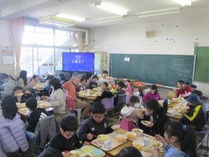 交流給食(6年生と3年生)
