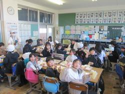 交流給食(6年生と4年生)