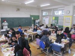 6年なかよし給食(1年生と)