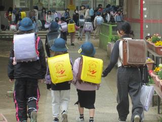 上級生と登校する1年生