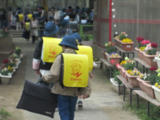 元気に登校する1年生