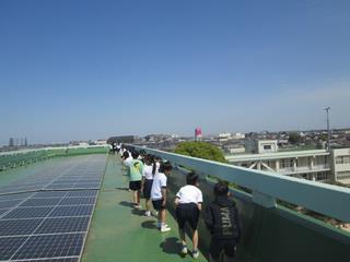 屋上から学区を見る3年生①