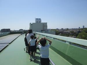 屋上から学区を見る3年生②