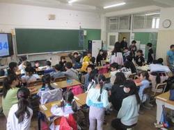 入場前の1年生と6年生