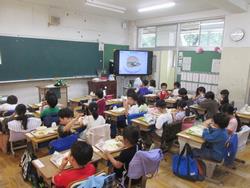 給食中の1年生