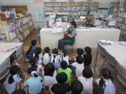 読み聞かせの様子(2年②)