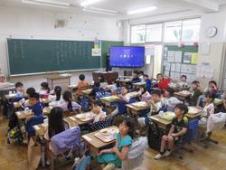 給食をいただく1年生①