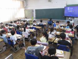 給食をいただく1年生②