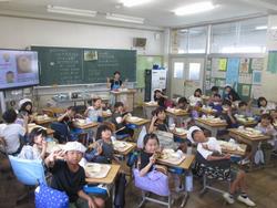 給食をいただく2年生②
