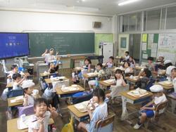 給食をいただく2年生③