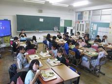 給食時間の4年生①