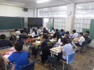 給食時間の6年生①