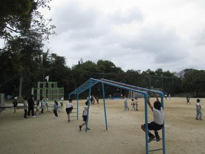 校庭で遊ぶ子供たち①