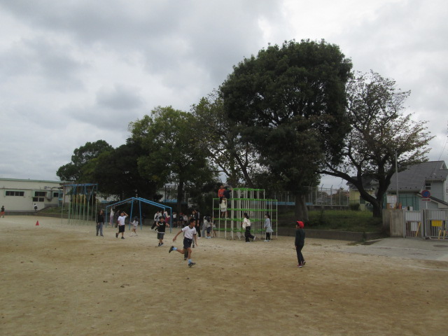 校庭で遊ぶ子供たち②