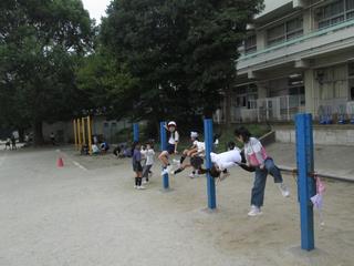 校庭で遊ぶ子供たち③