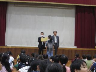 終業式後の表彰(夢アート展)