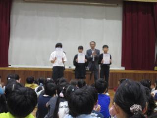 終業式後の表彰（陸上大会）