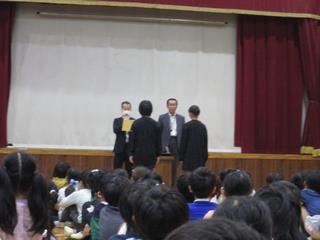 終業式後の表彰（ミニバス女子フレンドシップ大会）