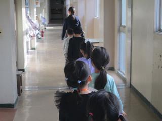 廊下を移動中