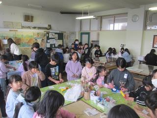 遺跡資料室で楽しむ子供たち①