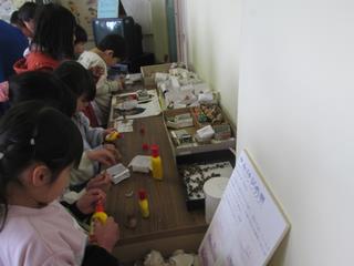 遺跡資料室で楽しむ子供たち②