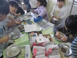 遺跡資料室で楽しむ子供たち③