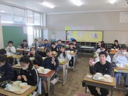 給食時間の６年生①