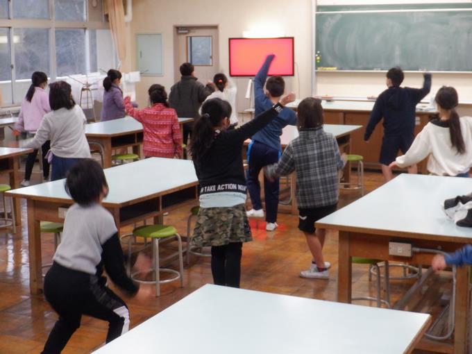 家庭科室でダンスの練習です。