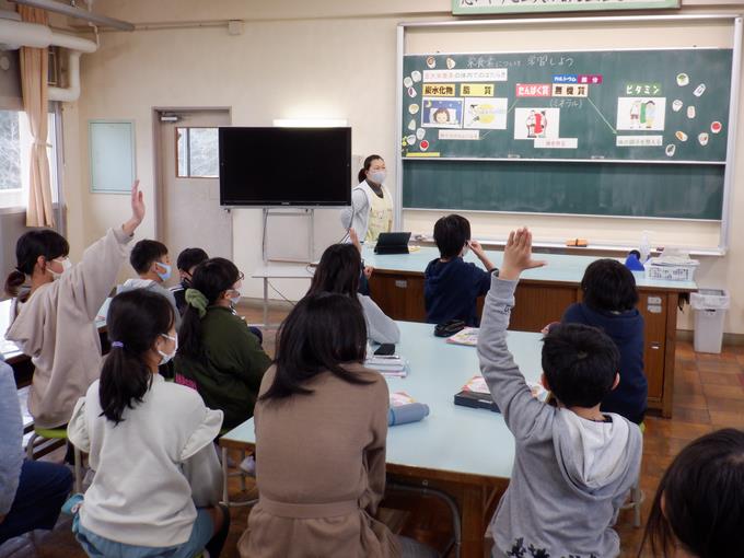 元気に手を上げて自分の考えを述べることができるのは素敵ですね。