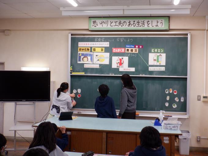 食材を栄養素ごとに分ける学習をしました。