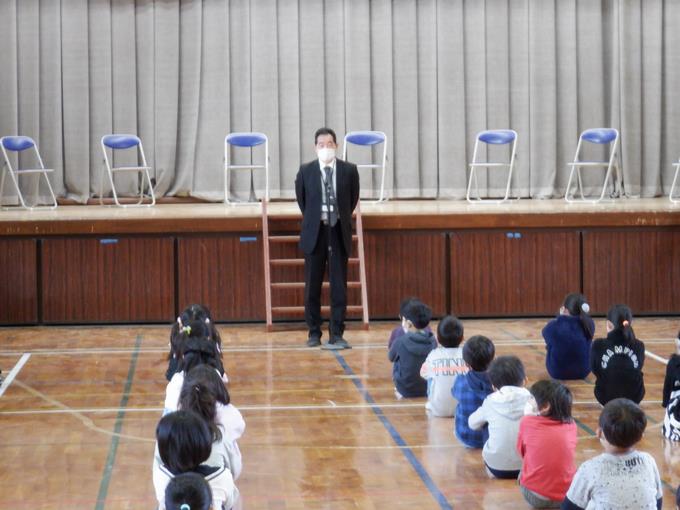 新しい校長先生のお話です。目標を持って頑張ることと挨拶をたくさんすることを頑張ってほしいとのことでした。