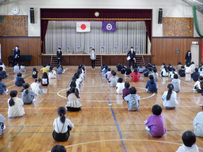 続いて校長先生から担任の先生の発表がありましたよ。新しい担任の先生と素敵なクラスを作っていってくださいね。